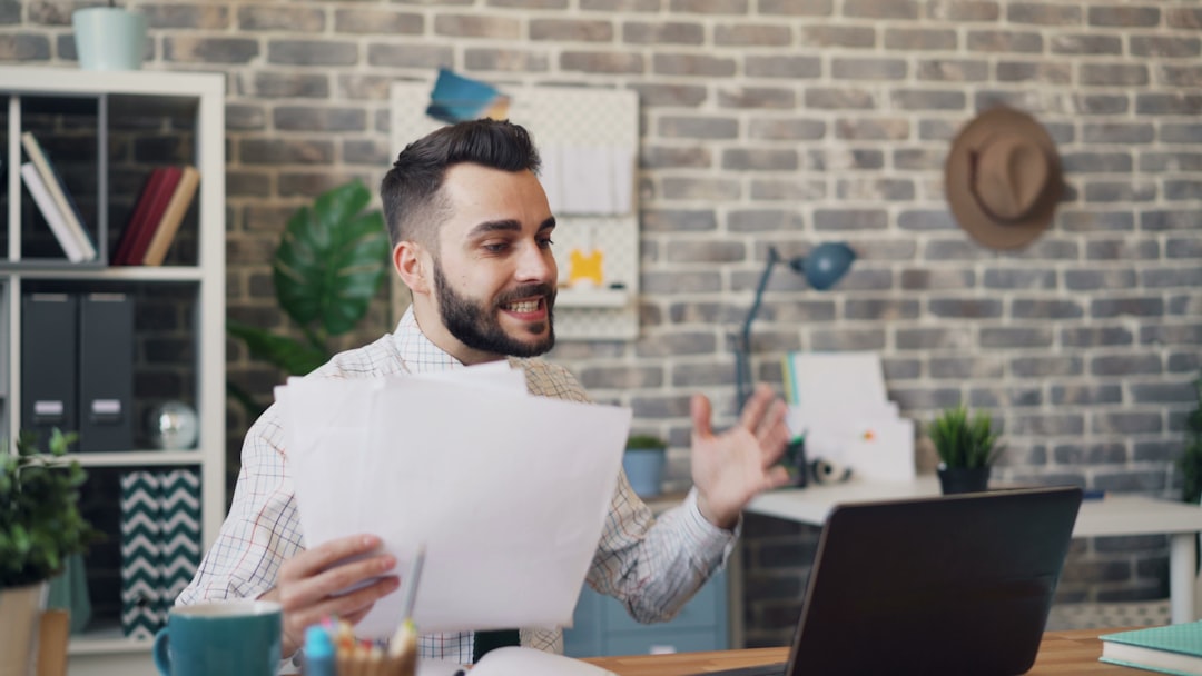 Content marketing assets and HubSpot analytics dashboard showing lead generation metrics